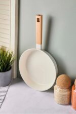 PEROTTİ CookWood Beige İndüksiyon Tabanlı Ahşap Saplı Seramik Tava 24 cm - Görsel 3
